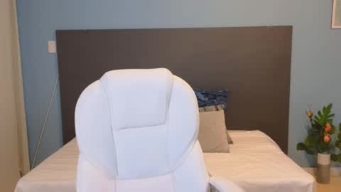 Maiaa Ruiz  online show from December 31, 2024, 3:09 pm