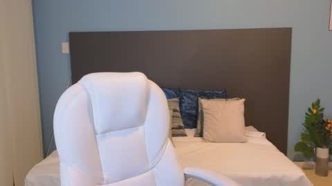 Maiaa Ruiz  online show from January 13, 2025, 2:11 pm