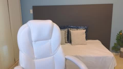 Maiaa Ruiz  online show from January 18, 2025, 4:42 pm