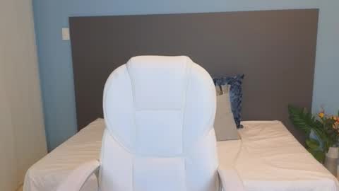 Maiaa Ruiz  online show from February 24, 2025, 4:15 pm