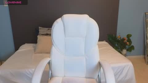 Maiaa Ruiz  online show from February 28, 2025, 1:03 pm