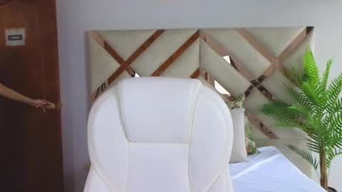 Maiaa Ruiz  online show from March 10, 2025, 1:21 pm