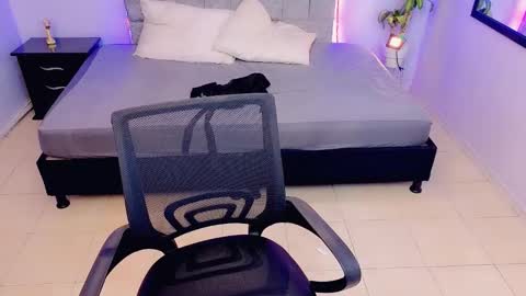 MAITE STONE1 online show from November 21, 2025, 4:11 am