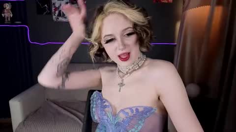 Luna online show from April 19, 2026, 11:07 pm