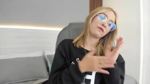 Snapshot of mara_33 chatting on December 16, 2025, 8:14 pm mara_33 online show from December 16, 2025, 8:14 pm