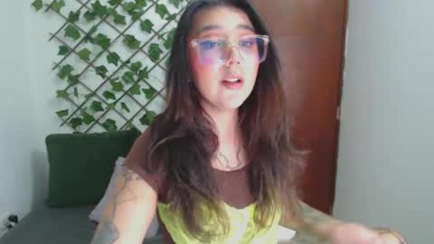 Snapshot of marce_bunny chatting on September 15, 2025, 12:32 am Marcela  online show from September 15, 2025, 12:32 am