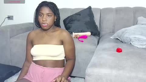 Snapshot of marianaee chatting on October 15, 2025, 6:35 am marianaee online show from October 15, 2025, 6:35 am