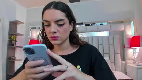 mariiahneedles online show from November 4, 2025, 9:14 pm