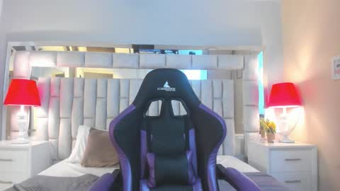 mariiahneedles online show from November 26, 2025, 9:16 pm