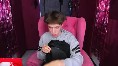 Mark online show from December 19, 2025, 1:29 pm