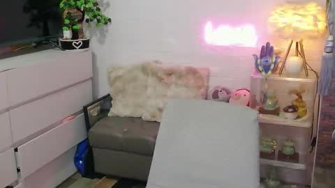 marlmoreno10 online show from April 16, 2026, 12:28 pm