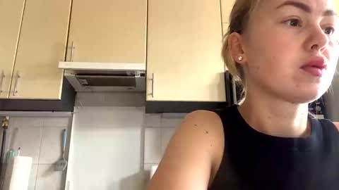 Snapshot of martaluna_ chatting on October 29, 2025, 7:10 am Marta online show from October 29, 2025, 7:10 am