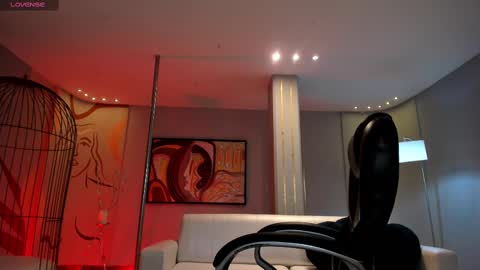 Snapshot of martinnabonnet chatting on February 17, 2025, 10:29 am Martinna Bonnet online show from February 17, 2025, 10:29 am