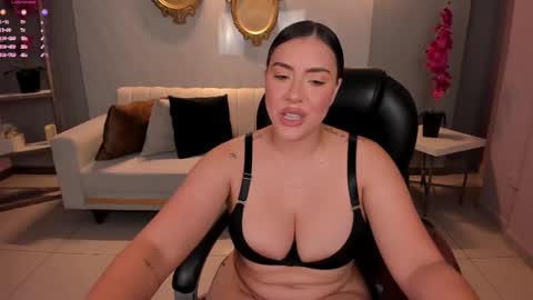 Snapshot of martinnabonnet chatting on February 28, 2025, 1:47 pm Martinna Bonnet online show from February 28, 2025, 1:47 pm