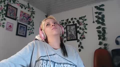 Snapshot of mary_janness chatting on January 9, 2025, 7:18 pm                      100   online show from January 9, 2025, 7:18 pm