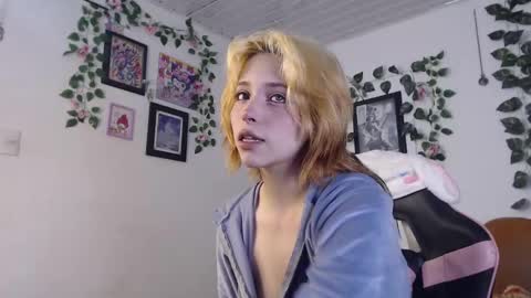 Snapshot of mary_janness chatting on January 17, 2025, 1:47 am                      100   online show from January 17, 2025, 1:47 am