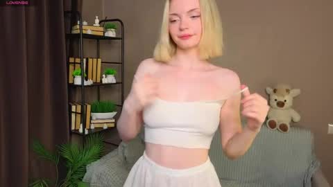 Snapshot of marycalder chatting on May 4, 2026, 12:28 am Mary online show from May 4, 2026, 12:28 am