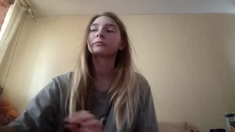 Hi My name is Elina Im 18 years old. online show from September 30, 2025, 6:07 am