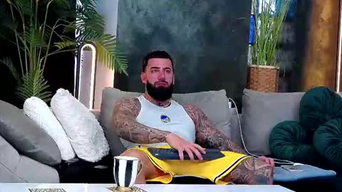 masterkingofmuscle online show from December 4, 2025, 8:01 am