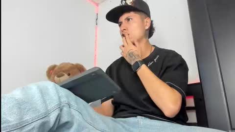 mateo_escobar online show from November 7, 2025, 3:39 am