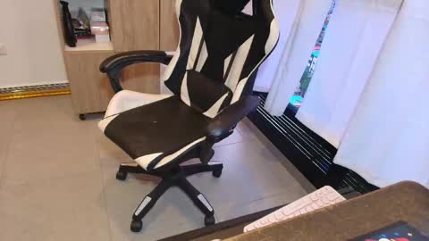 max_love25 online show from March 18, 2026, 10:46 pm