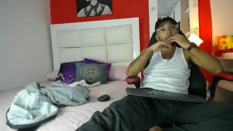 Snapshot of max_sexyhot26 chatting on January 19, 2025, 5:05 am max_sexyhot26 online show from January 19, 2025, 5:05 am