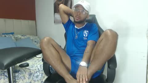 Snapshot of max_sexyhot26 chatting on February 19, 2025, 6:00 am max_sexyhot26 online show from February 19, 2025, 6:00 am