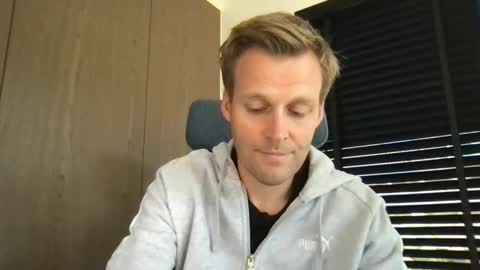 Max take off clothes online show from September 22, 2025, 7:21 am