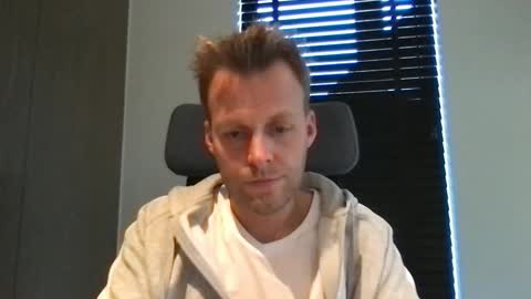 Max take off clothes online show from November 23, 2025, 12:27 pm