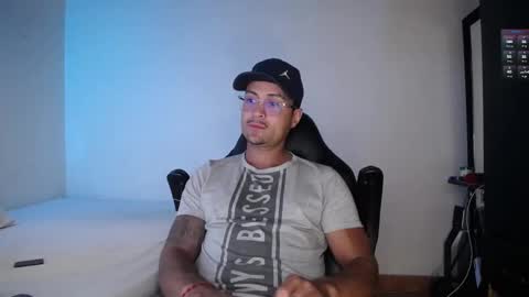 Snapshot of maxi_mux1 chatting on March 7, 2025, 2:15 am MAXI online show from March 7, 2025, 2:15 am