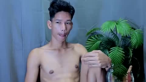 Snapshot of maxiebunny99 chatting on October 3, 2025, 10:18 pm Reyn online show from October 3, 2025, 10:18 pm