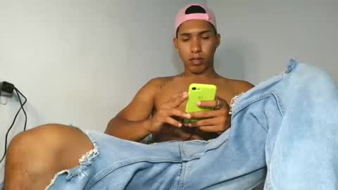 Maximo Aron Vega online show from December 17, 2025, 11:44 pm