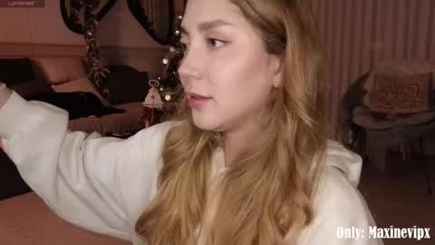 Maxine online show from December 19, 2025, 1:12 am