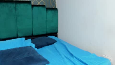 maxvolturi_ online show from April 28, 2026, 2:27 am