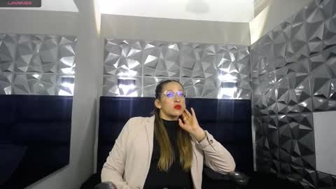 Snapshot of maya25_ chatting on October 6, 2025, 10:51 pm Maya online show from October 6, 2025, 10:51 pm