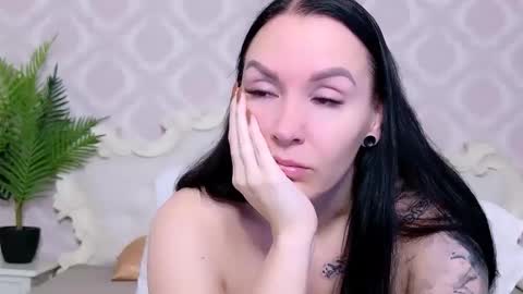 MayaCruise online show from November 20, 2025, 8:25 am