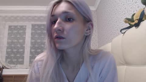 Snapshot of maybe_doll chatting on October 19, 2025, 9:04 pm maybe_doll online show from October 19, 2025, 9:04 pm