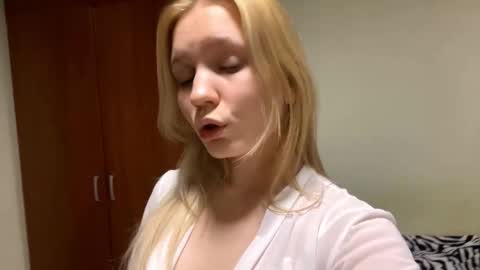 Snapshot of maybelleensminger chatting on October 20, 2025, 9:37 pm Lola online show from October 20, 2025, 9:37 pm