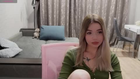 Snapshot of maymallorie chatting on November 18, 2025, 11:37 pm may online show from November 18, 2025, 11:37 pm