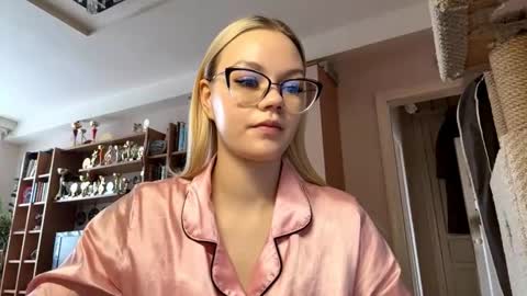 Mia online show from March 8, 2026, 9:02 am