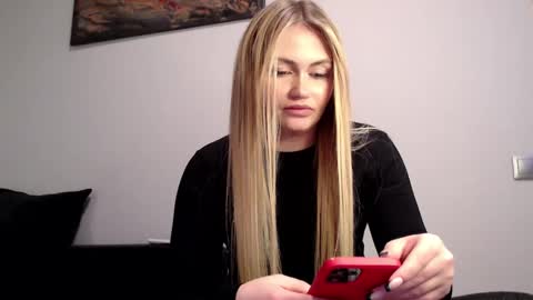 Snapshot of melani_a chatting on December 5, 2024, 4:34 pm Melania online show from December 5, 2024, 4:34 pm