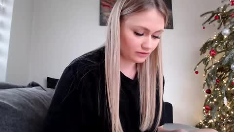 Snapshot of melani_a chatting on January 17, 2025, 12:42 pm Melania online show from January 17, 2025, 12:42 pm
