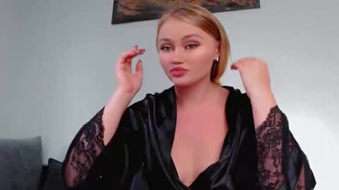 Snapshot of melani_a chatting on October 20, 2025, 11:21 am Melania online show from October 20, 2025, 11:21 am