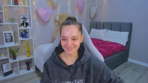 MelanieAlves online show from March 8, 2026, 12:53 pm