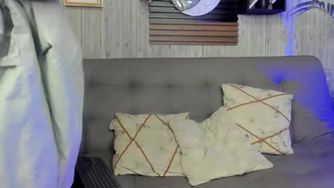 Melany online show from November 4, 2025, 1:43 pm