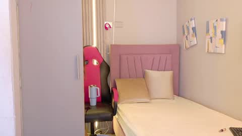 Snapshot of meli_peach chatting on April 27, 2026, 7:34 pm meli_peach online show from April 27, 2026, 7:34 pm