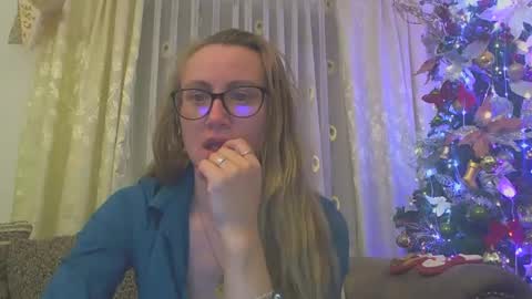 Snapshot of melly_rosey chatting on December 8, 2024, 3:02 pm Melly online show from December 8, 2024, 3:02 pm