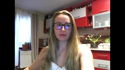 Snapshot of melly_rosey chatting on March 4, 2025, 8:02 am Melly online show from March 4, 2025, 8:02 am