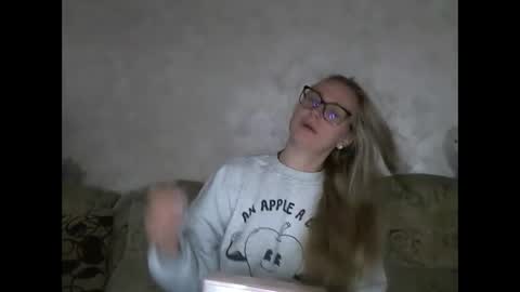 Snapshot of melly_rosey chatting on October 7, 2025, 6:54 am Melly online show from October 7, 2025, 6:54 am