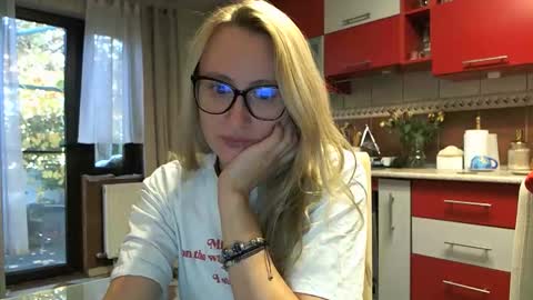 Snapshot of melly_rosey chatting on October 20, 2025, 6:47 am Melly online show from October 20, 2025, 6:47 am